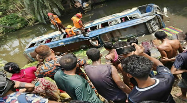 খুলনায় বেপরোয়া গতির বাস নিয়ন্ত্রণ হারিয়ে পুকুরে, নিহত ১
