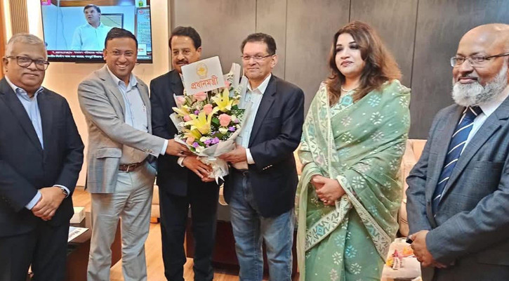 দেশে ফেরার পর খলিলুর রহমানকে শুভেচ্ছা জানালেন প্রতিমন্ত্রী-উপদেষ্টা