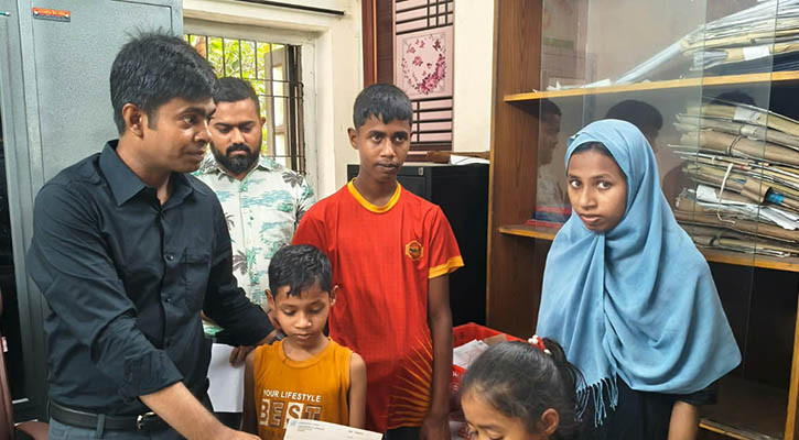 লোহাগাড়ায় ৩ প্রতিবন্ধী ভাইবোনকে ইউএনও’র আর্থিক সহায়তা