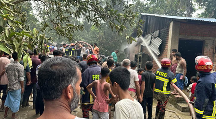 চুলার আগুনে তিন বসতঘর পুড়ে ছাই