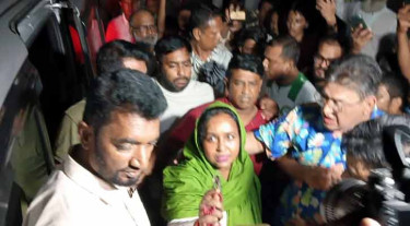 নেতাকর্মীদের উচ্ছ্বাসের মাঝে ভিড় ঠেলে বাড়ি ফিরলেন আইভী