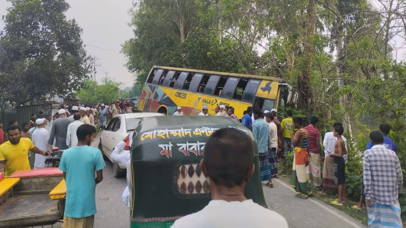 বেলকুচিতে বাসচাপায় ভ্যানের ৩ যাত্রী নিহত