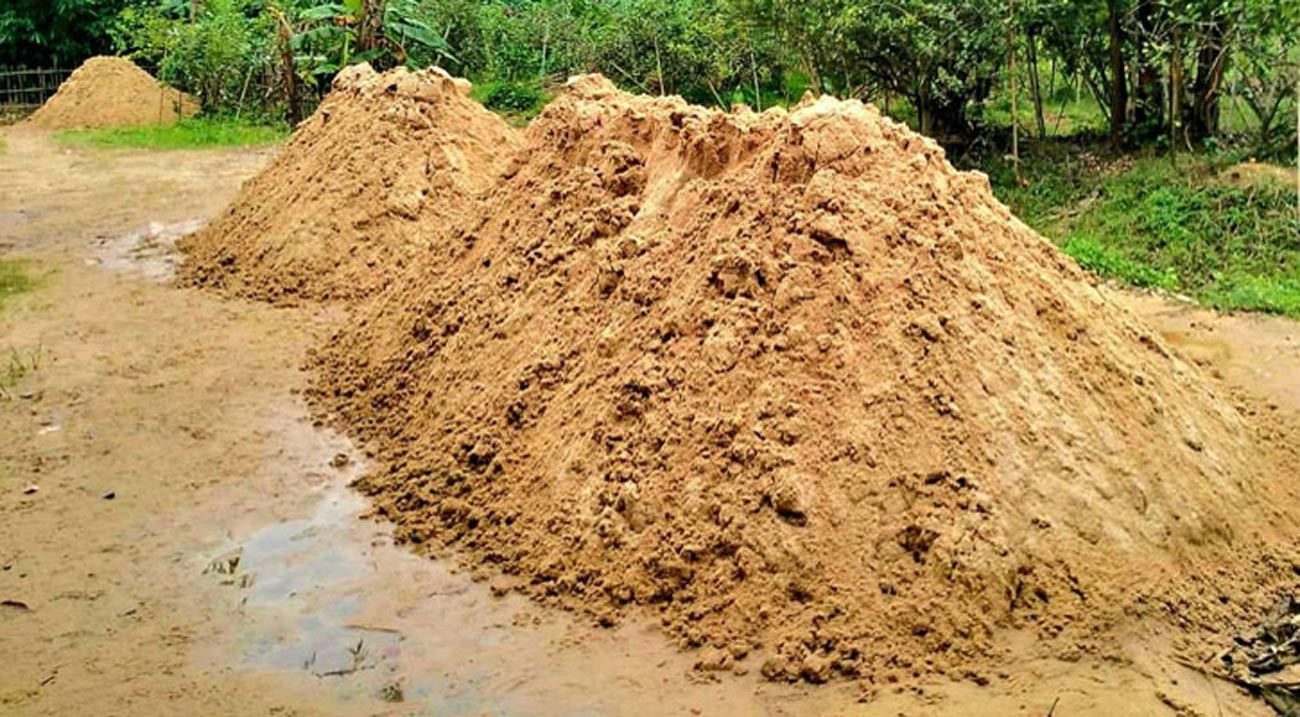 মৌলভীবাজারে ১০ ট্রাক সিলিকা বালু জব্দ
