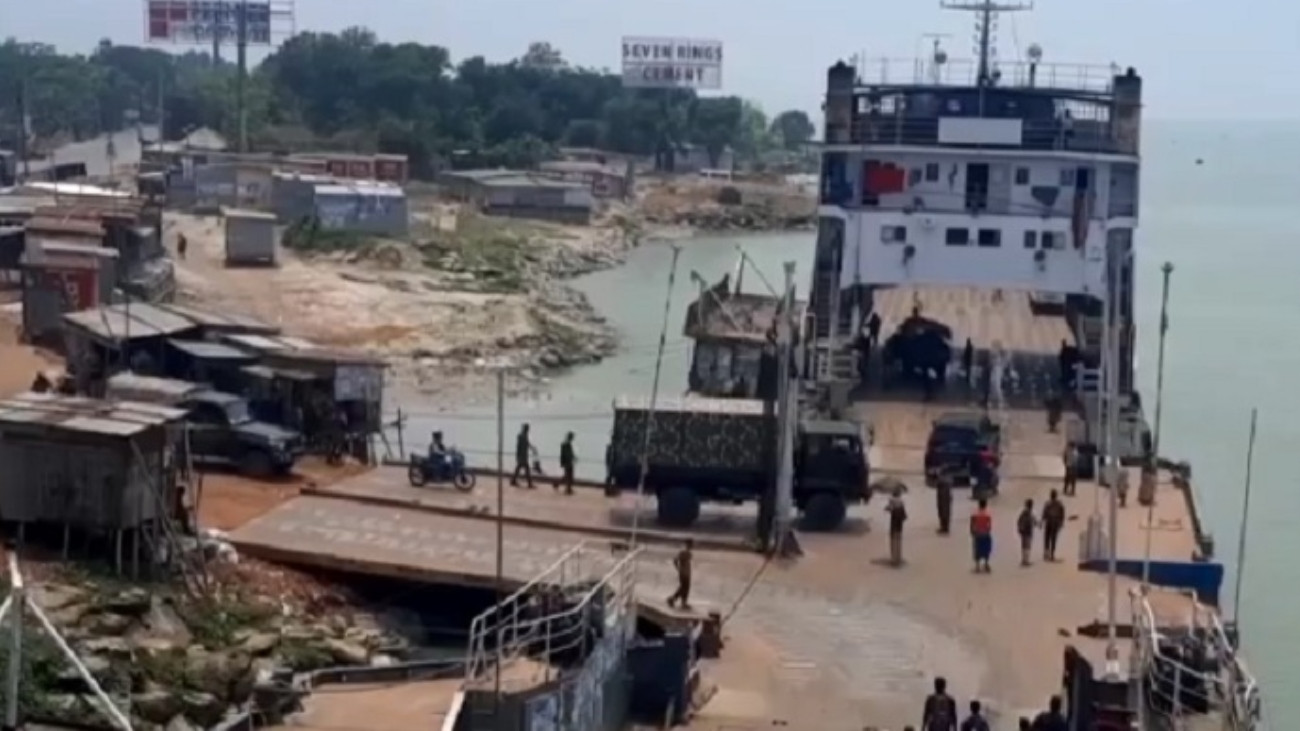 আবারও দৌলতদিয়া ঘাটে পদ্মায় পড়ে গেল বাস