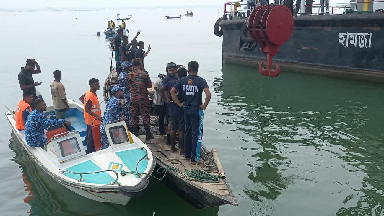 আবারও দৌলতদিয়া ঘাটে পদ্মায় পড়ে গেল বাস