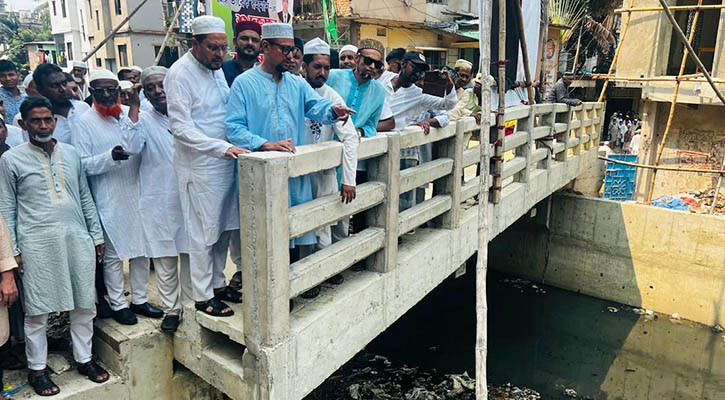 ‘জলাবদ্ধতা থেকে মুক্তি পেতে খালে আবর্জনা ফেলা বন্ধ করতে হবে’