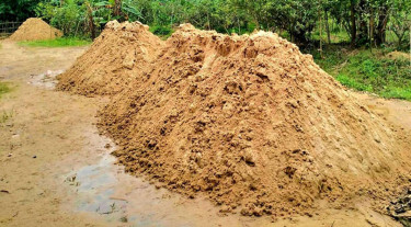 মৌলভীবাজারে ১০ ট্রাক সিলিকা বালু জব্দ