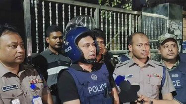 মোহাম্মদপুরে জেনেভা ক্যাম্পে অভিযান, মাদক-অস্ত্রসহ আটক ১৩