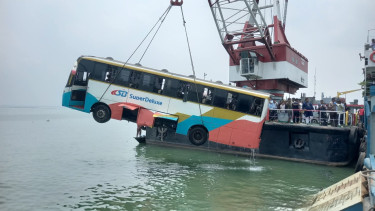 দৌলতদিয়ায় পদ্মায় তলিয়ে যাওয়া বাস উদ্ধার, রক্ষা পেলেন চালক-হেলপার-যাত্রীরা
