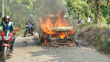 বান্দরবানের পাহাড়ি পথে চলন্ত মাইক্রোবাস পুড়ে ছাই