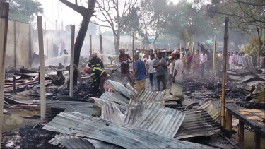 ভূরুঙ্গামারীতে বাজারে আগুন, ৯৫ দোকান পুড়ে ১৫ কোটি টাকার ক্ষতি