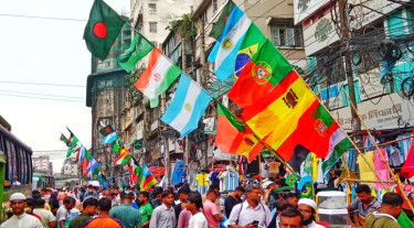 ফুটবল বিশ্বকাপকে সামনে রেখে গুলিস্তানে পতাকা বিক্রির হিড়িক