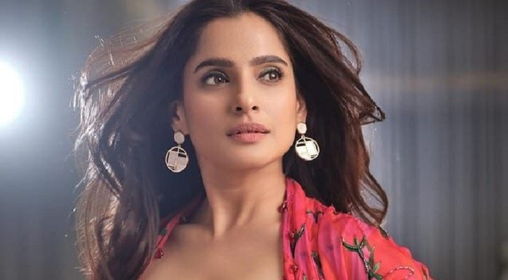 শুটিংয়ে চুম্বন দৃশ্য নিয়ে তিক্ত অভিজ্ঞতা জানালেন প্রিয়া