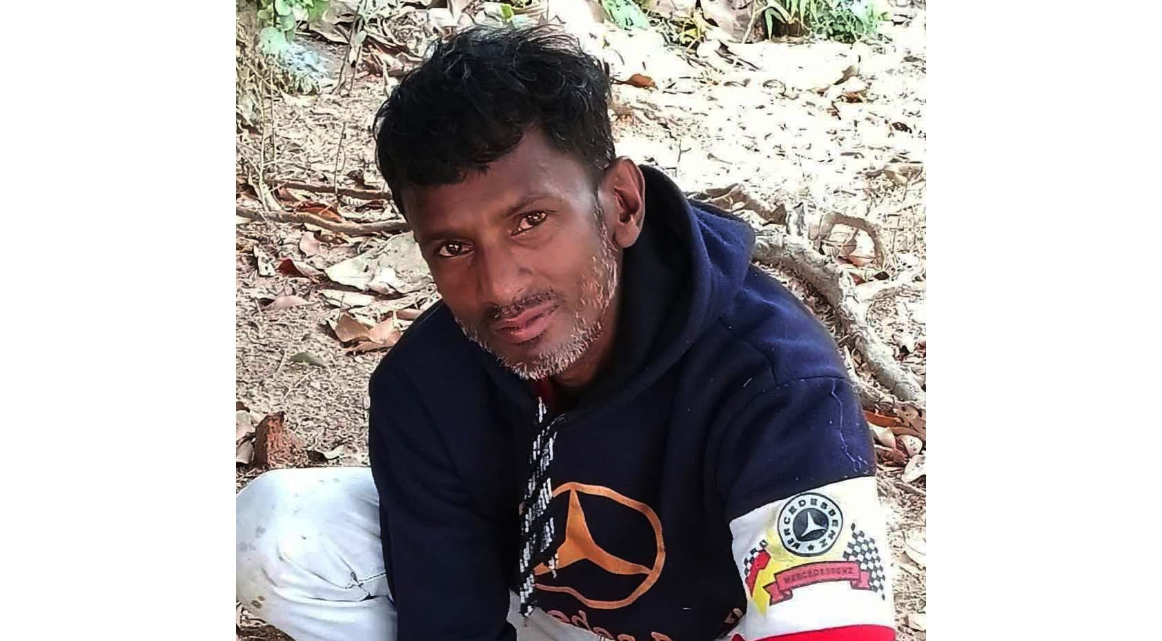 গাছ থেকে পড়ে বাকপ্রতিবন্ধীর মৃত্যু