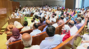 প্রধানমন্ত্রীর সভাপতিত্বে সরকারদলীয় এমপিদের সভা চলছে