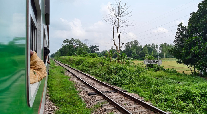 মীরসরাইয়ে ট্রেন-ট্রাক সংঘর্ষ, দুই ঘন্টা সচল যোগাযোগ