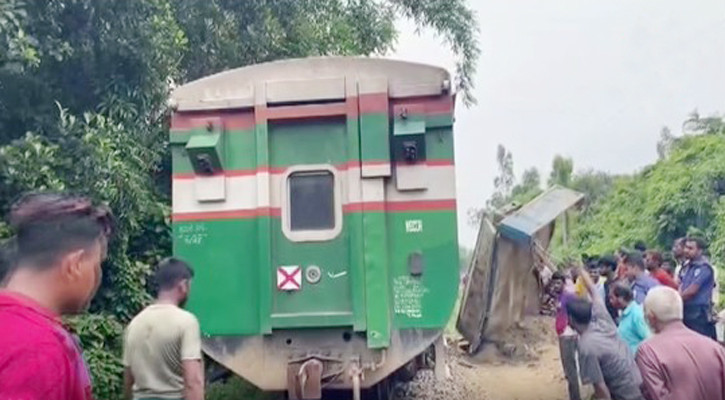 মীরসরাইয়ে ট্রেন-ট্রাক সংঘর্ষ, দুই ঘন্টা পর সচল যোগাযোগ