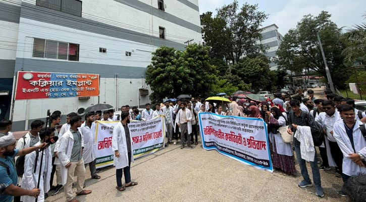৬ দফা দাবিতে অনির্দিষ্টকালের কর্মবিরতিতে সিওমেক হাসপাতালের ইন্টার্ন চিকিৎসকরা