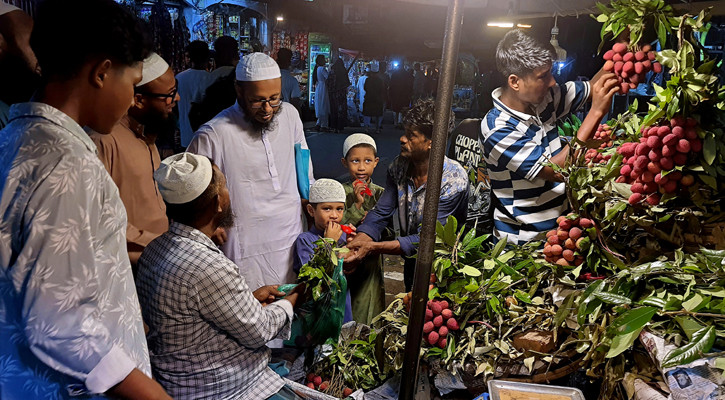 মধুমাসে জমজমাট লিচুর বাজার, গত বছরের তুলনায় কমেছে দাম
