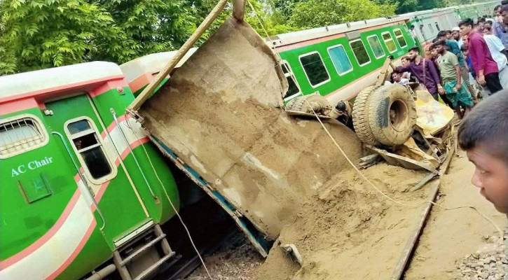 রেললাইন পার হওয়ার সময় ট্রেনের ধাক্কায় দুমড়ে-মুচড়ে গেল পিকআপ