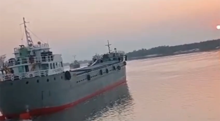 সুন্দরবনের অভ্যন্তরে ভারতগামী ৫ ট্রলারে ডাকাতির চেষ্টা, গুলি ও লুটপাট
