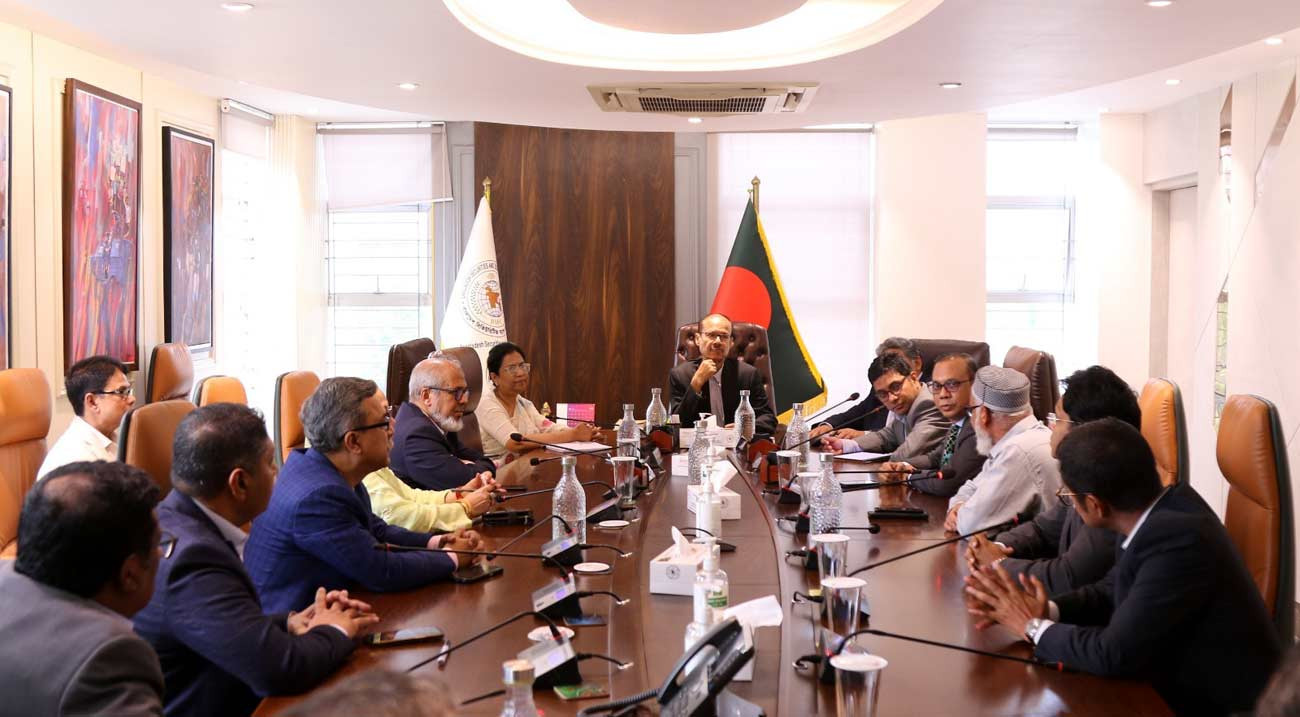 শীর্ষ কর্মকর্তাদের সঙ্গে সভা করেছে বিএসইসির নতুন কমিশন