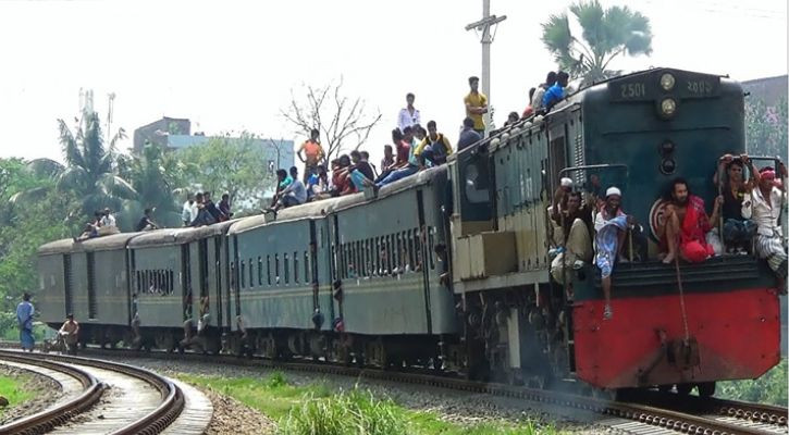 ট্রেনের ছাদ থেকে পড়ে ‘একই স্থানে’ ২ দিনে দুই জনের মৃত্যু