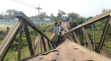 ধোবাউড়ায় বালুবোঝাই ট্রাকে ধসে পড়ল বেইলি ব্রিজ, যোগাযোগ বিচ্ছিন্ন