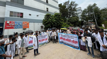৬ দফা দাবিতে অনির্দিষ্টকালের কর্মবিরতিতে সিওমেক হাসপাতালের ইন্টার্ন চিকিৎসকরা