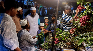 মধুমাসে জমজমাট লিচুর বাজার, গত বছরের তুলনায় কমেছে দাম