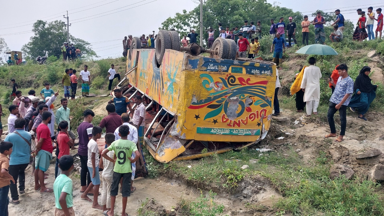 ব্রাহ্মণবাড়িয়ায় বাস খাদে পড়ে নারী ও শিশুসহ নিহত ৪