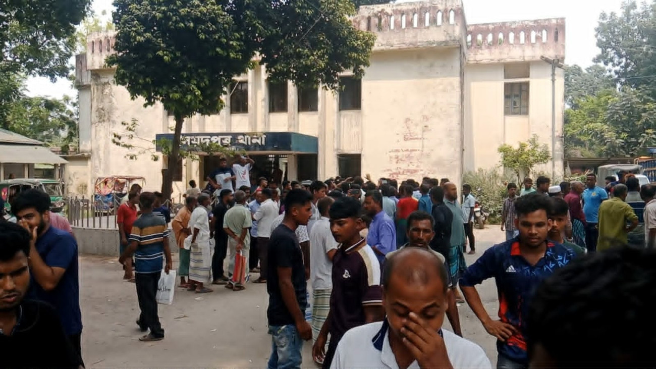 মামলা না নেওয়ার অভিযোগে লাশ নিয়ে থানা ঘেরাও
