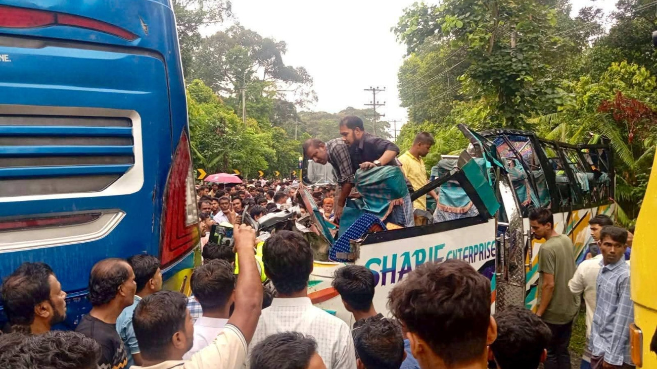 চকরিয়ায় ২ বাসের মুখোমুখি সংঘর্ষে শিশু নিহত