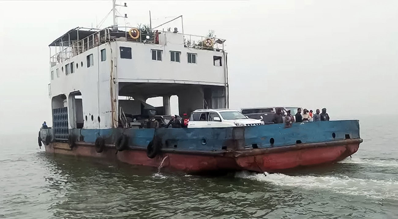 ঝড়ো বাতাসে বন্ধ পাটুরিয়া-দৌলতদিয়া নৌরুটে ফেরি চলাচল