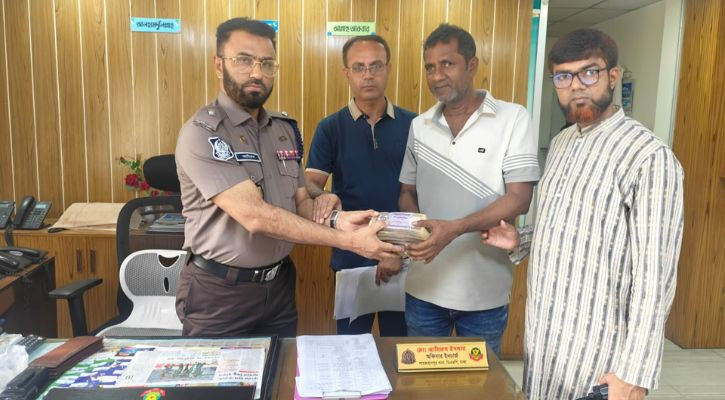 শাহজাহানপুরে উদ্ধার হওয়া ৭ লাখ টাকা মালিককে ফেরত দিল পুলিশ