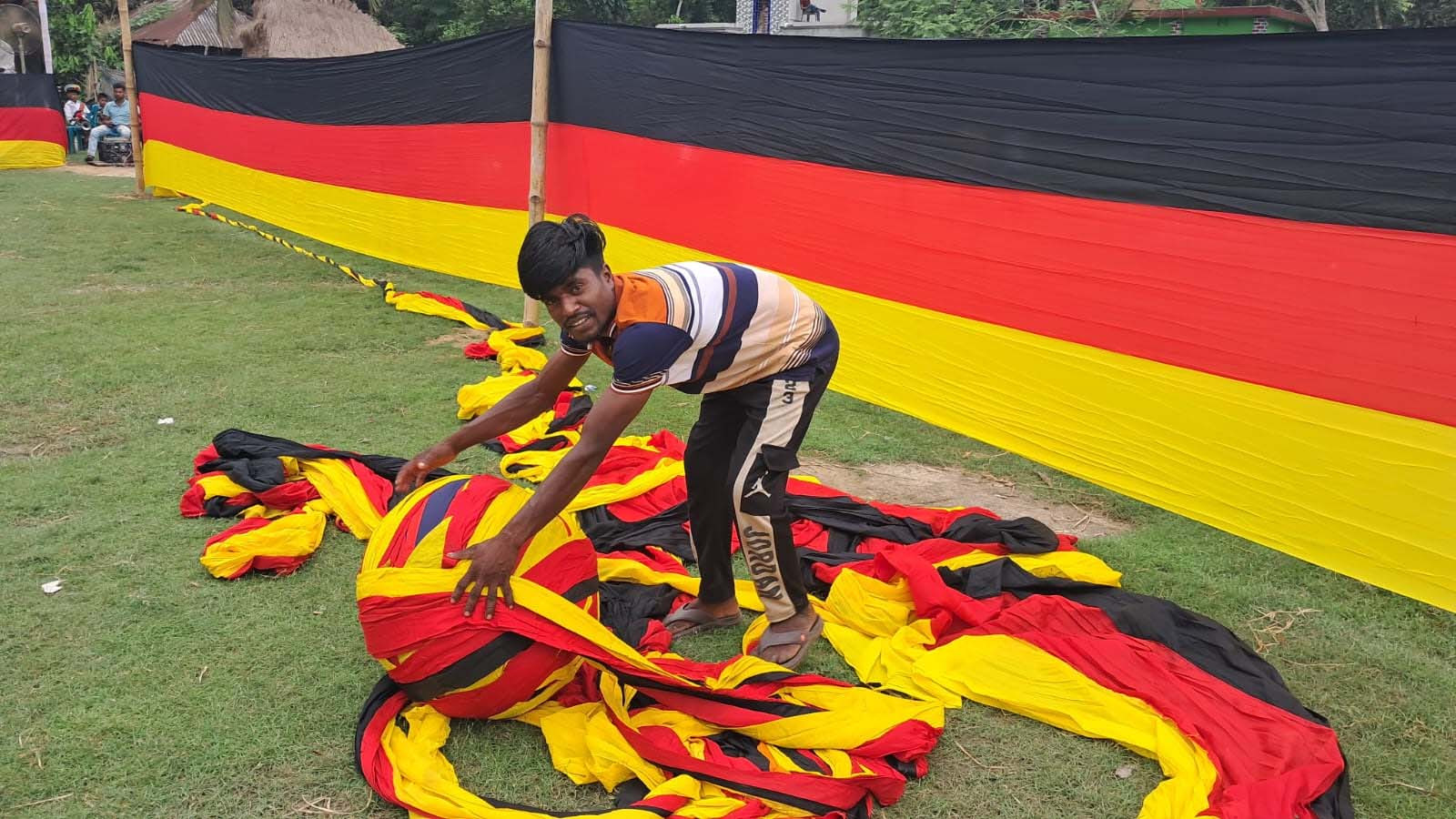 জার্মানির ওষুধে রোগ সেরেছে তাই ফুটবলে সে দেশের সমর্থক, বানালেন সাড়ে ৭ কিলোমিটার পতাকা