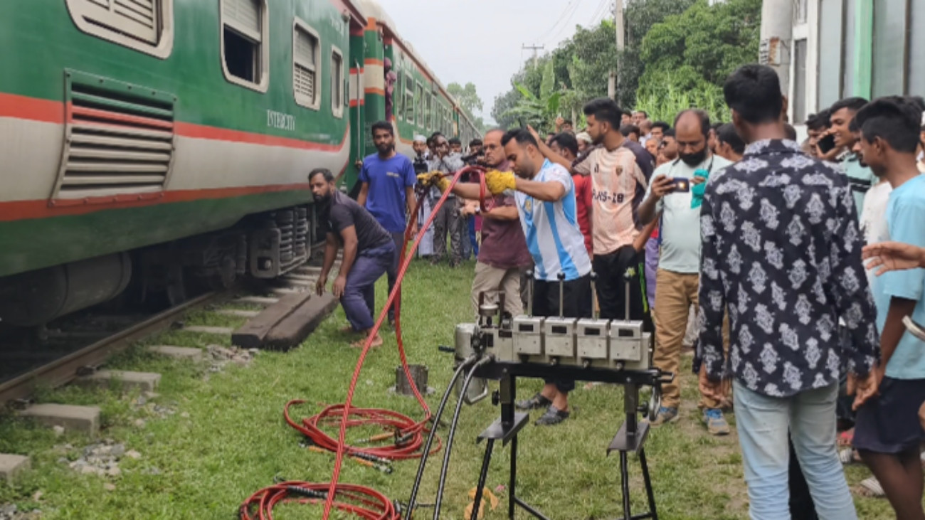 ব্রহ্মপুত্র এক্সপ্রেসের বগি উদ্ধারে গিয়ে রিলিফ ট্রেনও লাইনচ্যুত