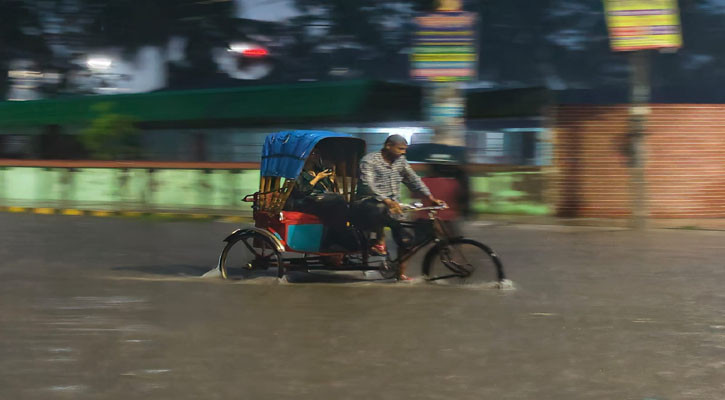 বৃষ্টিতে তলিয়ে গেছে খুলনা!