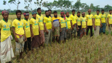 বিশ্বকাপ ফুটবলের উন্মাদনায় মেতেছেন সৈয়দপুরের কৃষি শ্রমিকরা