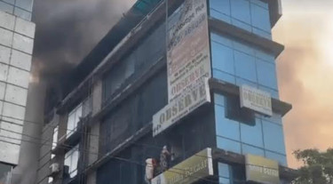 ধানমন্ডিতে ভবনে আগুন, অল্পের জন্য বড় দুর্ঘটনা থেকে রক্ষা