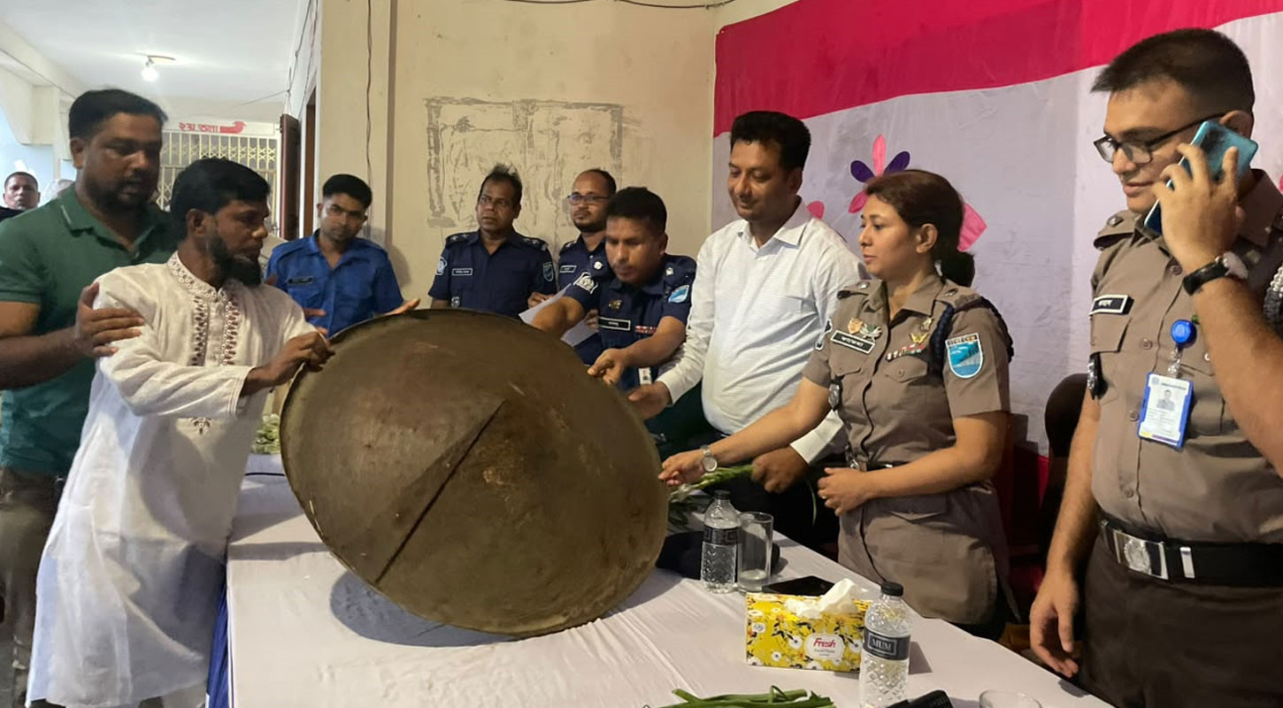 রক্তপাত ছেড়ে শান্তির পথে সালথা, অস্ত্র জমাদানকারীদের ফুল দিল প্রশাসন