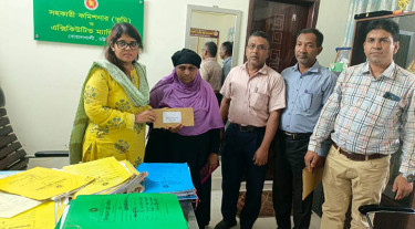 আহত রিকশা চালককের পরিবারের পাশে পৌর প্রশাসক