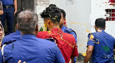 যশোরে স্ত্রীর খুনি সুজনকে আদালতে ডিম নিক্ষেপ