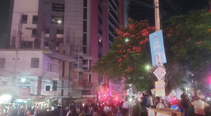 খুলনা সিটি মেডিকেল হাসপাতালের ভয়াবহ আগুন নিয়ন্ত্রণে, রোগীরা অন্য হাসপাতালে