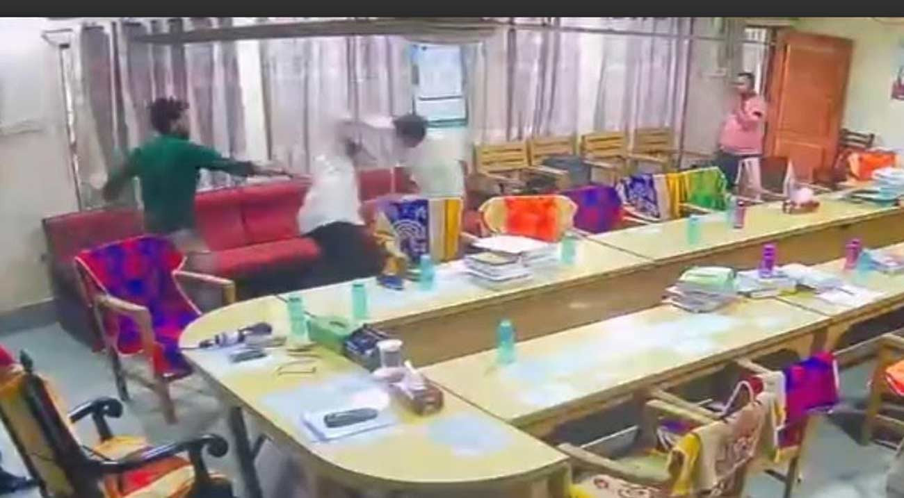 কবিরহাট সরকারি কলেজে দুই শিক্ষকের হাতাহাতি, ভিডিও ভাইরাল