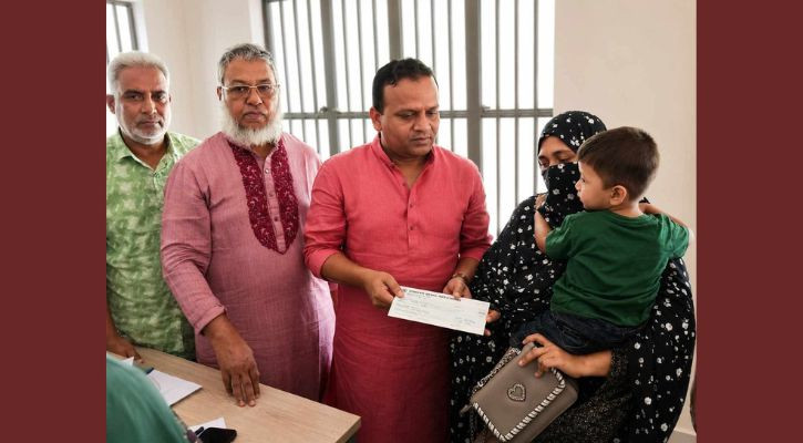 সদরঘাটে লঞ্চ দুর্ঘটনায় নিহতদের পরিবারকে ৫ লক্ষ টাকা প্রদান