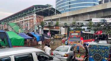 একটু বৃষ্টিতেই রাজধানীতে জলাবদ্ধতা, চরম দুর্ভোগে মিরপুরবাসী