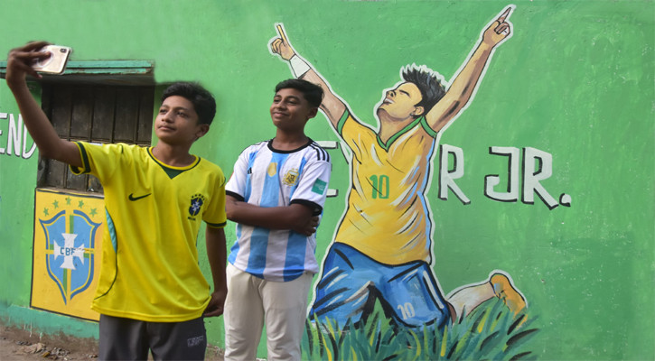 চট্টগ্রামের ‘ব্রাজিল গলি’ ফুটবল উন্মাদনায় রঙিন