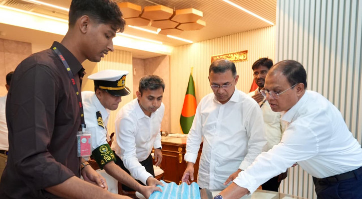 সবজি থেকে পলিথিন, কলাগাছ থেকে টিন: তরুণ উদ্ভাবকের পাশে প্রধানমন্ত্রী