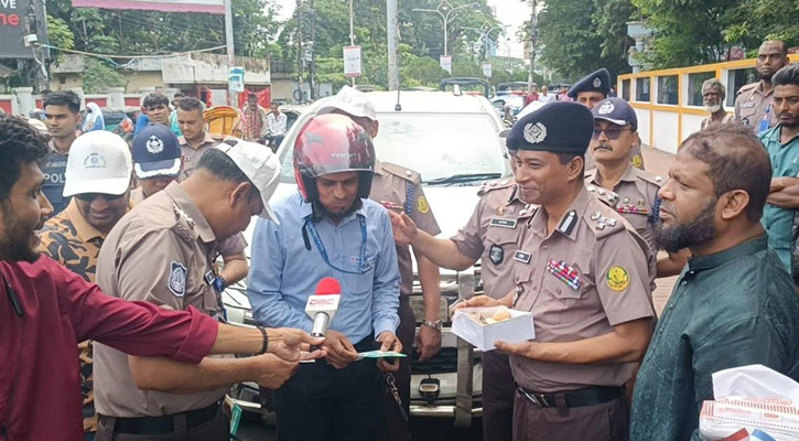 হেলমেট পরলেই মিষ্টিমুখ, না পরলে উপহার হেলমেট